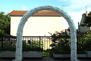 Location arche mariage avec fleurs artificielles