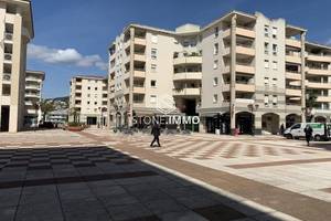 Location local commercial 701 m2 - Antibes