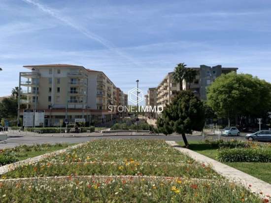 Location local commercial 95 m2 - Antibes