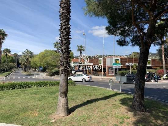 Location local commercial 246 m2 - Antibes